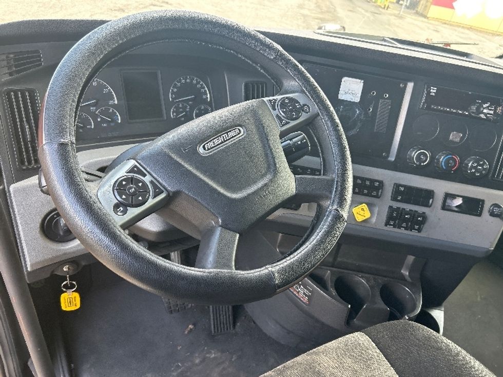 Sleeper Tractor-Heavy Duty Tractors-Freightliner-2022-T12664ST-Montgomery-NY-466,877\n\t\tmiles-$ 66,750 - Image 11