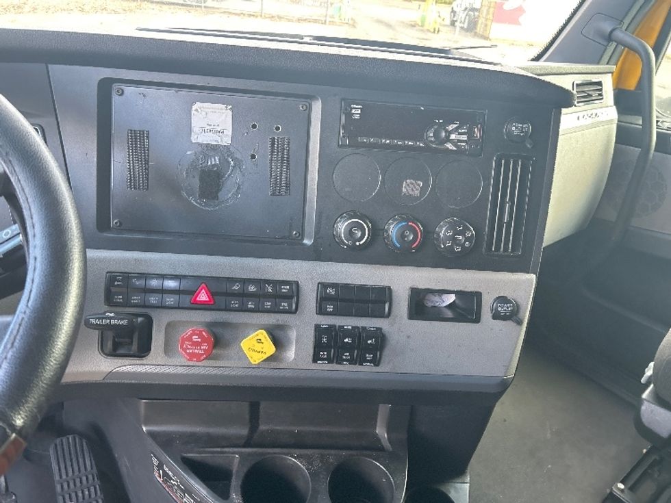 Sleeper Tractor-Heavy Duty Tractors-Freightliner-2022-T12664ST-Montgomery-NY-466,877\n\t\tmiles-$ 66,750 - Image 12
