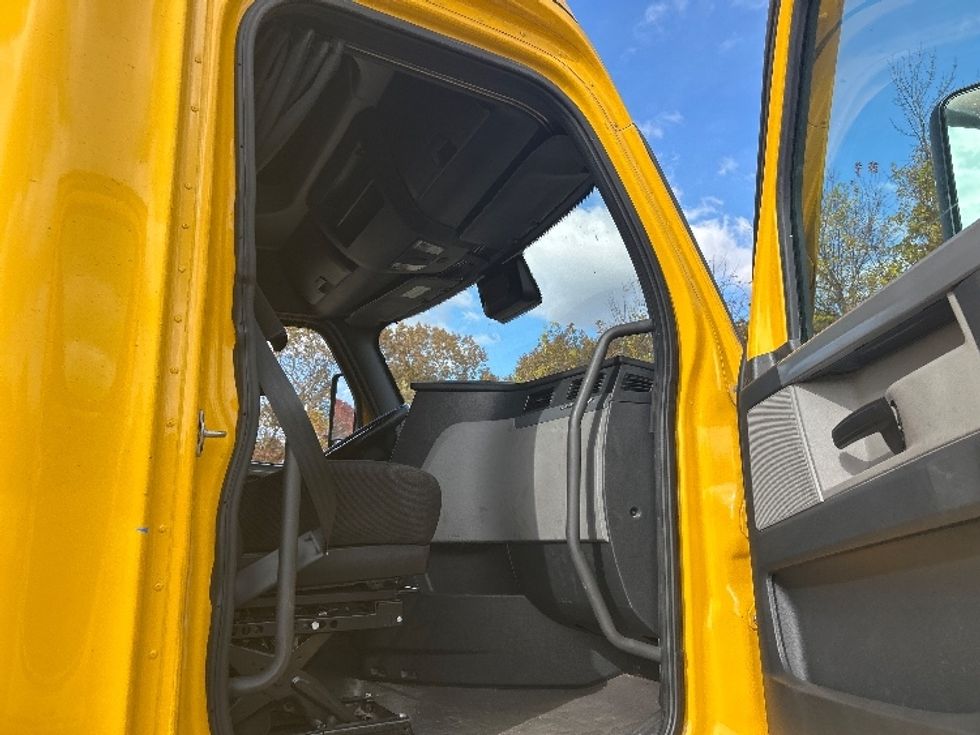 Sleeper Tractor-Heavy Duty Tractors-Freightliner-2022-T12664ST-Montgomery-NY-466,877\n\t\tmiles-$ 66,750 - Image 13