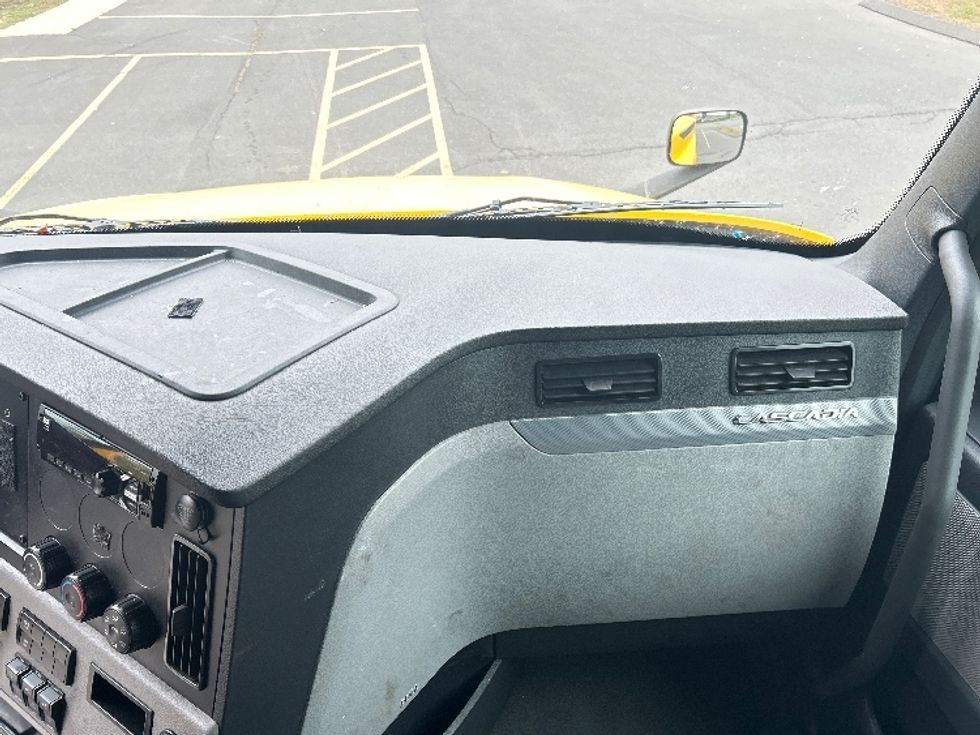 Sleeper Tractor-Heavy Duty Tractors-Freightliner-2022-T12664ST-Montgomery-NY-466,877\n\t\tmiles-$ 66,750 - Image 14