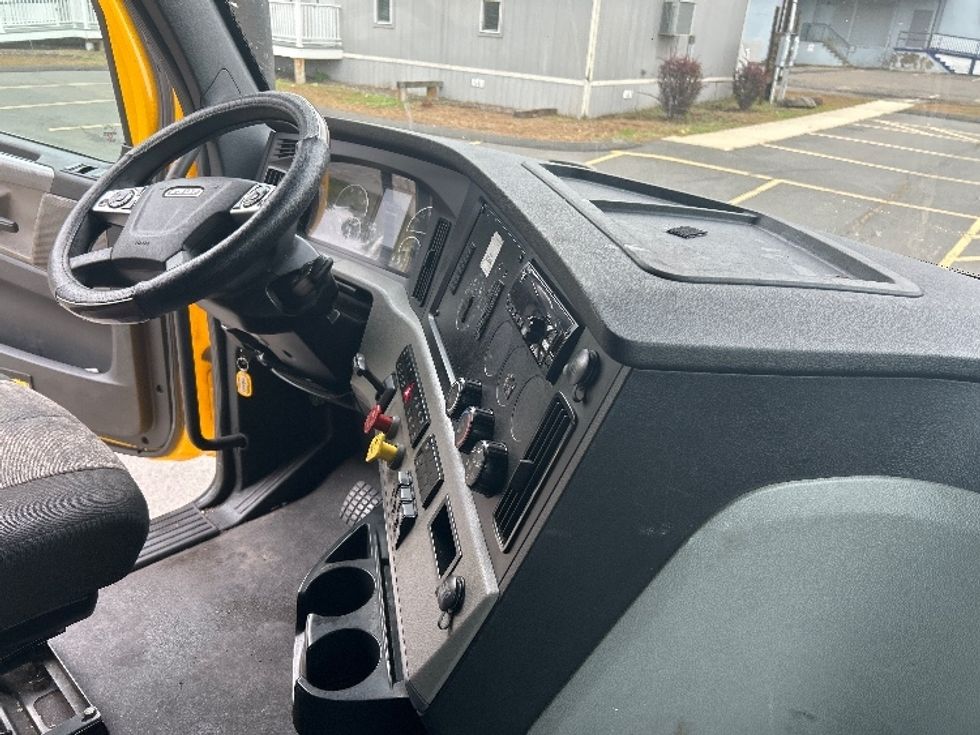 Sleeper Tractor-Heavy Duty Tractors-Freightliner-2022-T12664ST-Montgomery-NY-466,877\n\t\tmiles-$ 66,750 - Image 15