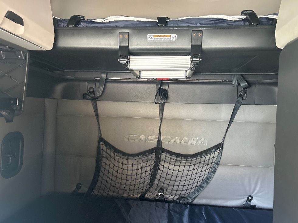 Sleeper Tractor-Heavy Duty Tractors-Freightliner-2022-T12664ST-Montgomery-NY-466,877\n\t\tmiles-$ 66,750 - Image 16