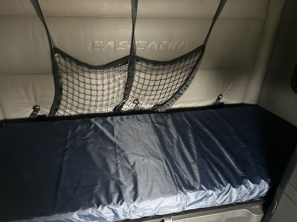 Sleeper Tractor-Heavy Duty Tractors-Freightliner-2022-T12664ST-Montgomery-NY-466,877\n\t\tmiles-$ 66,750 - Image 17