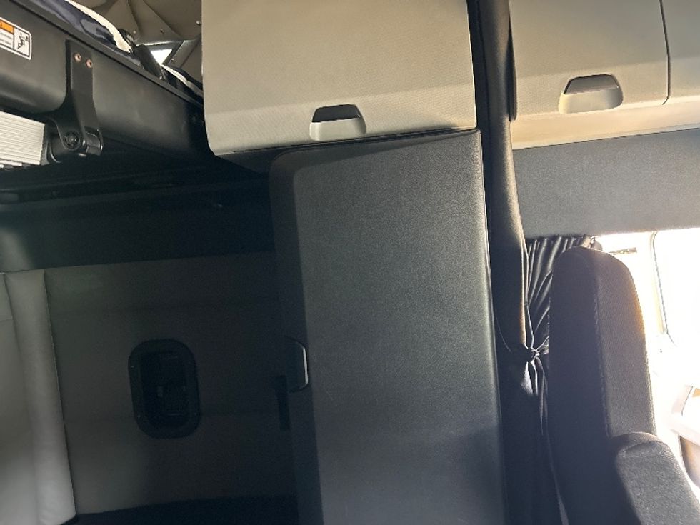 Sleeper Tractor-Heavy Duty Tractors-Freightliner-2022-T12664ST-Montgomery-NY-466,877\n\t\tmiles-$ 66,750 - Image 18