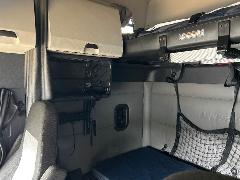 Sleeper Tractor-Heavy Duty Tractors-Freightliner-2022-T12664ST-Montgomery-NY-466,877\n\t\tmiles-$ 66,750 - Image 19