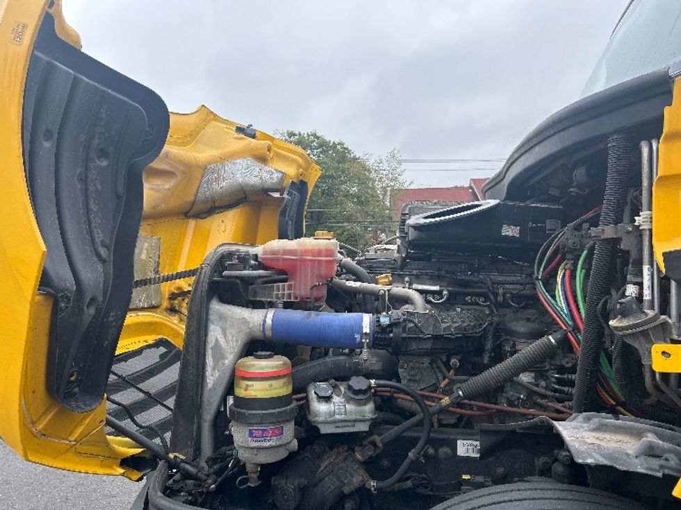 Sleeper Tractor-Heavy Duty Tractors-Freightliner-2022-T12664ST-Montgomery-NY-466,877\n\t\tmiles-$ 66,750 - Image 21