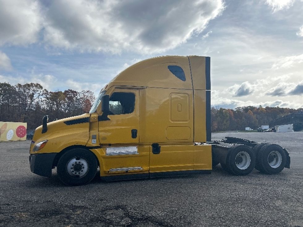 Sleeper Tractor-Heavy Duty Tractors-Freightliner-2022-T12664ST-Montgomery-NY-466,877\n\t\tmiles-$ 66,750 - Image 4
