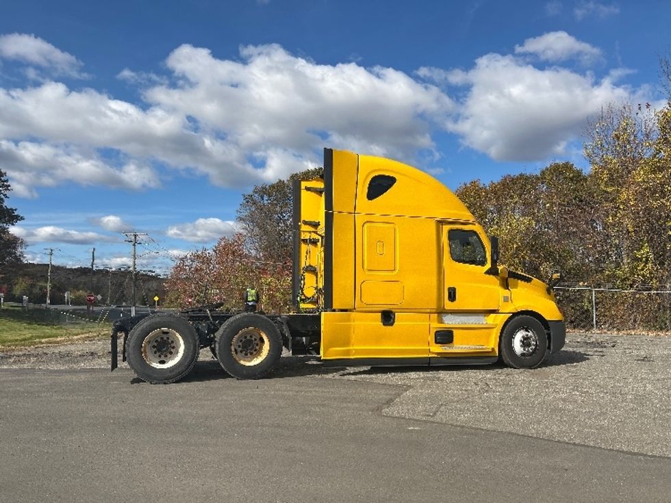 Sleeper Tractor-Heavy Duty Tractors-Freightliner-2022-T12664ST-Montgomery-NY-466,877\n\t\tmiles-$ 66,750 - Image 8