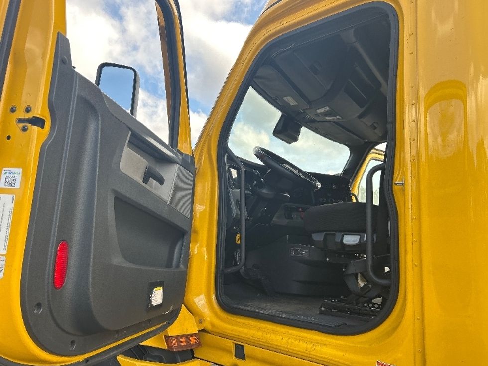 Sleeper Tractor-Heavy Duty Tractors-Freightliner-2022-T12664ST-Montgomery-NY-466,877\n\t\tmiles-$ 66,750 - Image 9