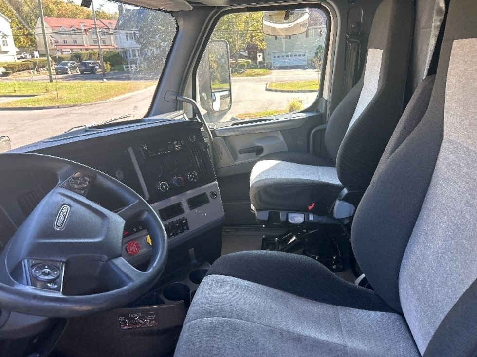 Sleeper Tractor-Heavy Duty Tractors-Freightliner-2022-T12664ST-Montgomery-NY-503,160\n\t\tmiles-$ 66,000 - Image 10