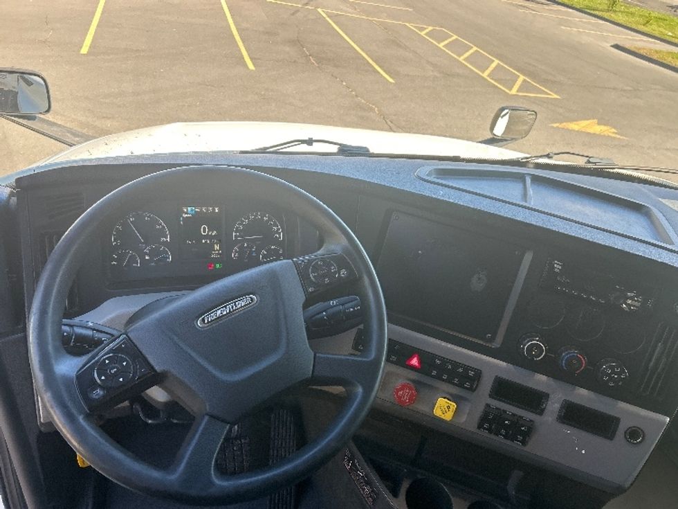 Sleeper Tractor-Heavy Duty Tractors-Freightliner-2022-T12664ST-Montgomery-NY-503,160\n\t\tmiles-$ 66,000 - Image 11
