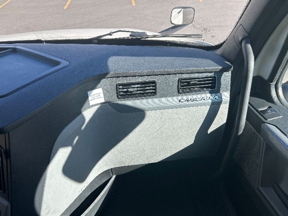 Sleeper Tractor-Heavy Duty Tractors-Freightliner-2022-T12664ST-Montgomery-NY-503,160\n\t\tmiles-$ 66,000 - Image 13