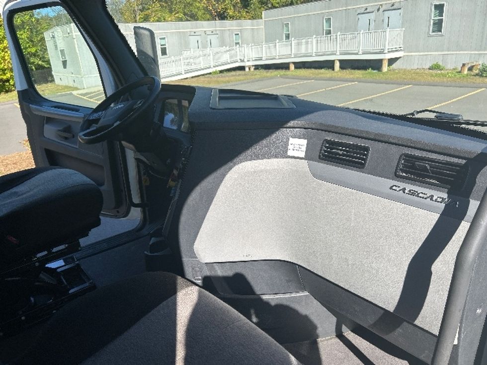 Sleeper Tractor-Heavy Duty Tractors-Freightliner-2022-T12664ST-Montgomery-NY-503,160\n\t\tmiles-$ 66,000 - Image 14