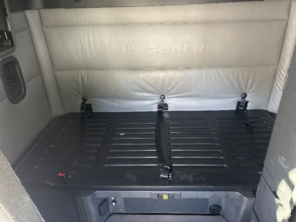 Sleeper Tractor-Heavy Duty Tractors-Freightliner-2022-T12664ST-Montgomery-NY-503,160\n\t\tmiles-$ 66,000 - Image 15