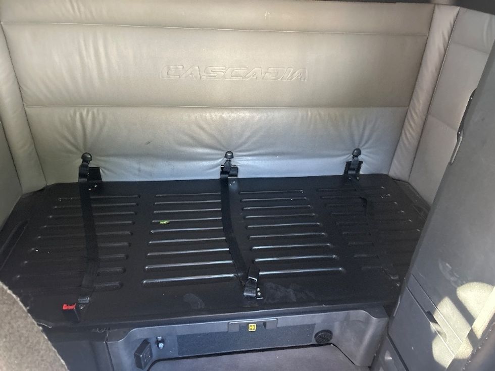 Sleeper Tractor-Heavy Duty Tractors-Freightliner-2022-T12664ST-Montgomery-NY-503,160\n\t\tmiles-$ 66,000 - Image 16