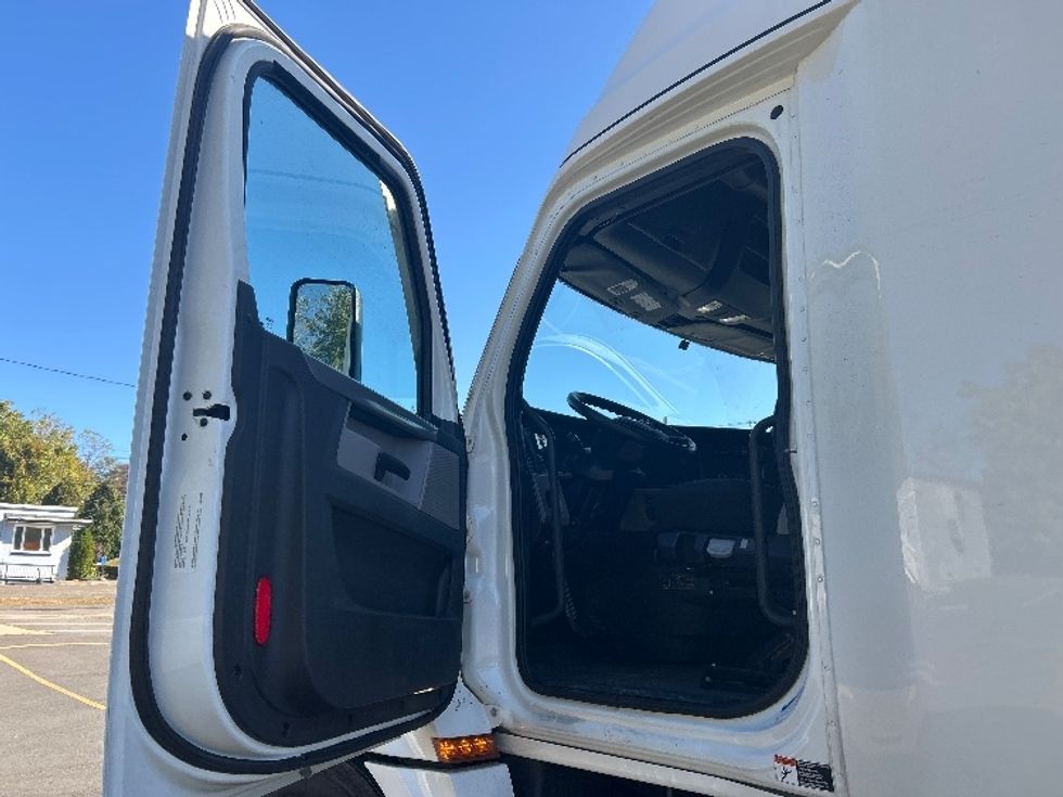 Sleeper Tractor-Heavy Duty Tractors-Freightliner-2022-T12664ST-Montgomery-NY-503,160\n\t\tmiles-$ 66,000 - Image 9