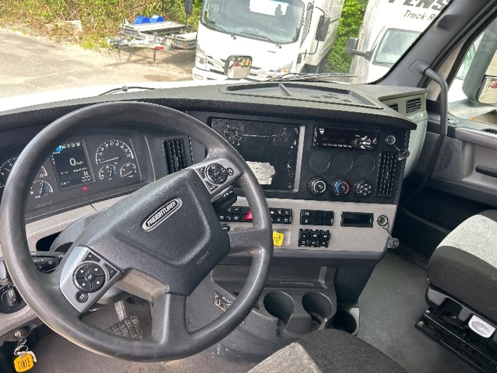 Sleeper Tractor-Heavy Duty Tractors-Freightliner-2022-T12664ST-Montgomery-NY-514,155\n\t\tmiles-$ 66,250 - Image 11