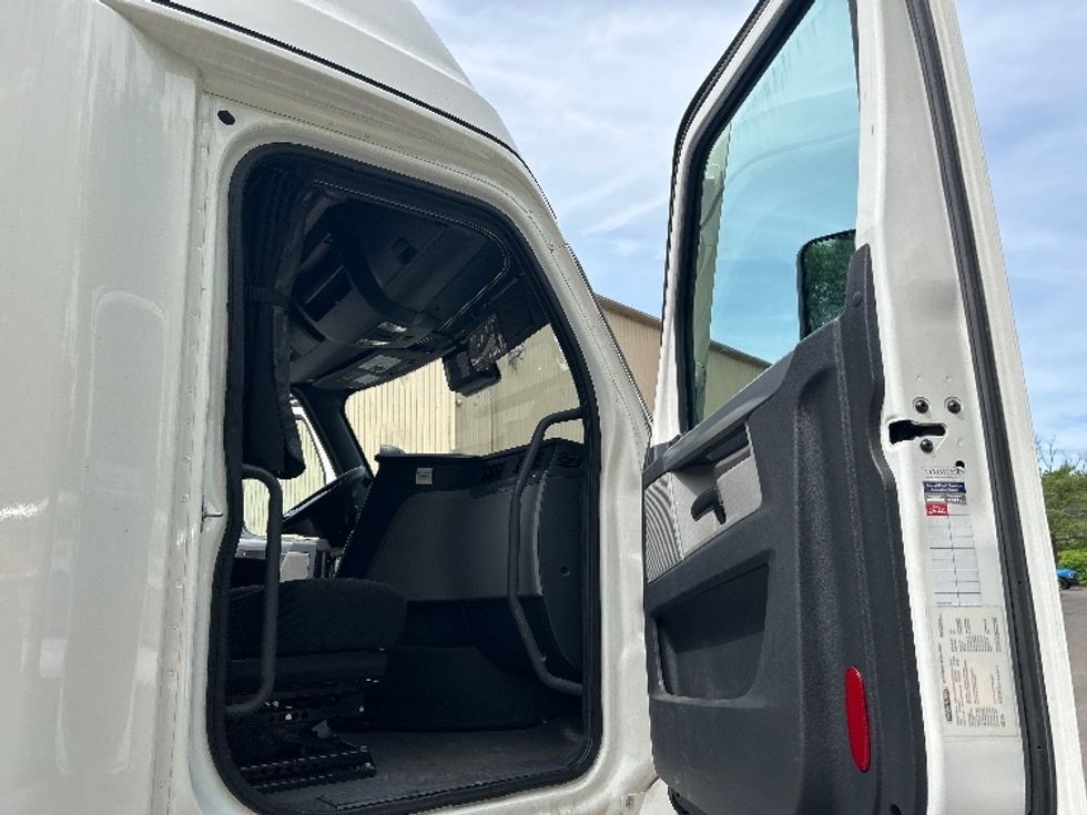 Sleeper Tractor-Heavy Duty Tractors-Freightliner-2022-T12664ST-Montgomery-NY-514,155\n\t\tmiles-$ 66,250 - Image 13