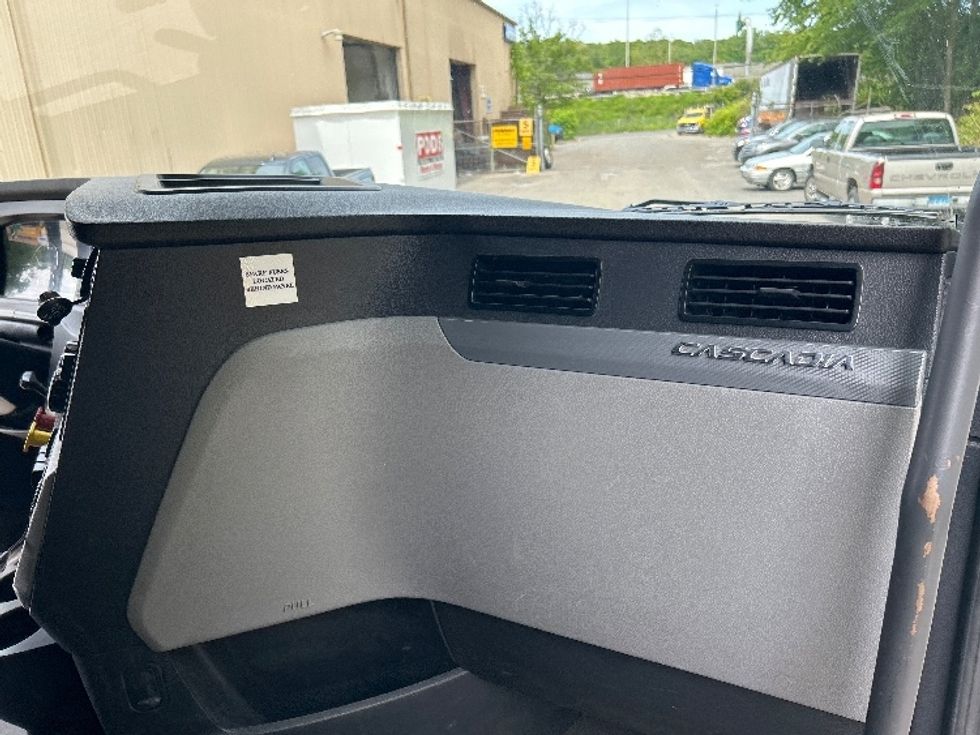 Sleeper Tractor-Heavy Duty Tractors-Freightliner-2022-T12664ST-Montgomery-NY-514,155\n\t\tmiles-$ 66,250 - Image 14