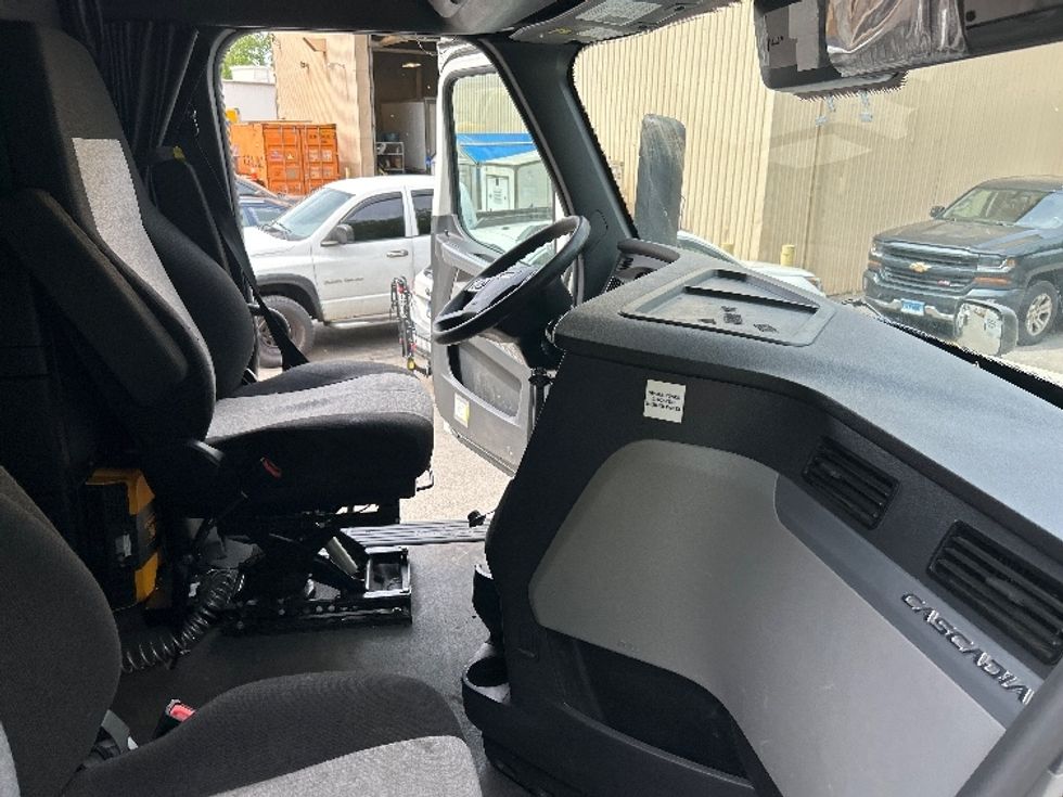 Sleeper Tractor-Heavy Duty Tractors-Freightliner-2022-T12664ST-Montgomery-NY-514,155\n\t\tmiles-$ 66,250 - Image 15