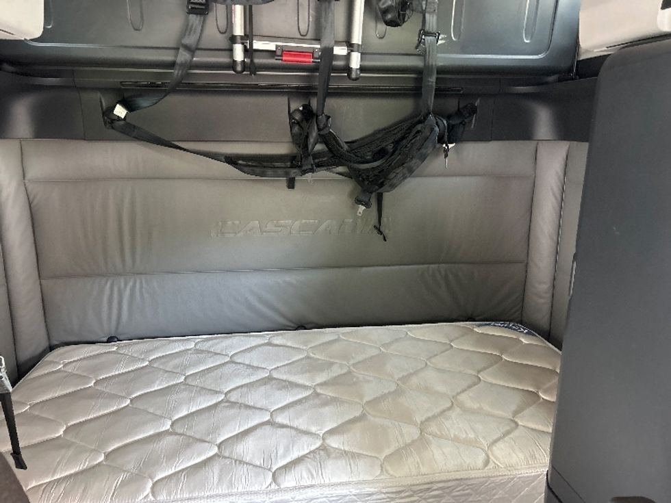 Sleeper Tractor-Heavy Duty Tractors-Freightliner-2022-T12664ST-Montgomery-NY-514,155\n\t\tmiles-$ 66,250 - Image 16