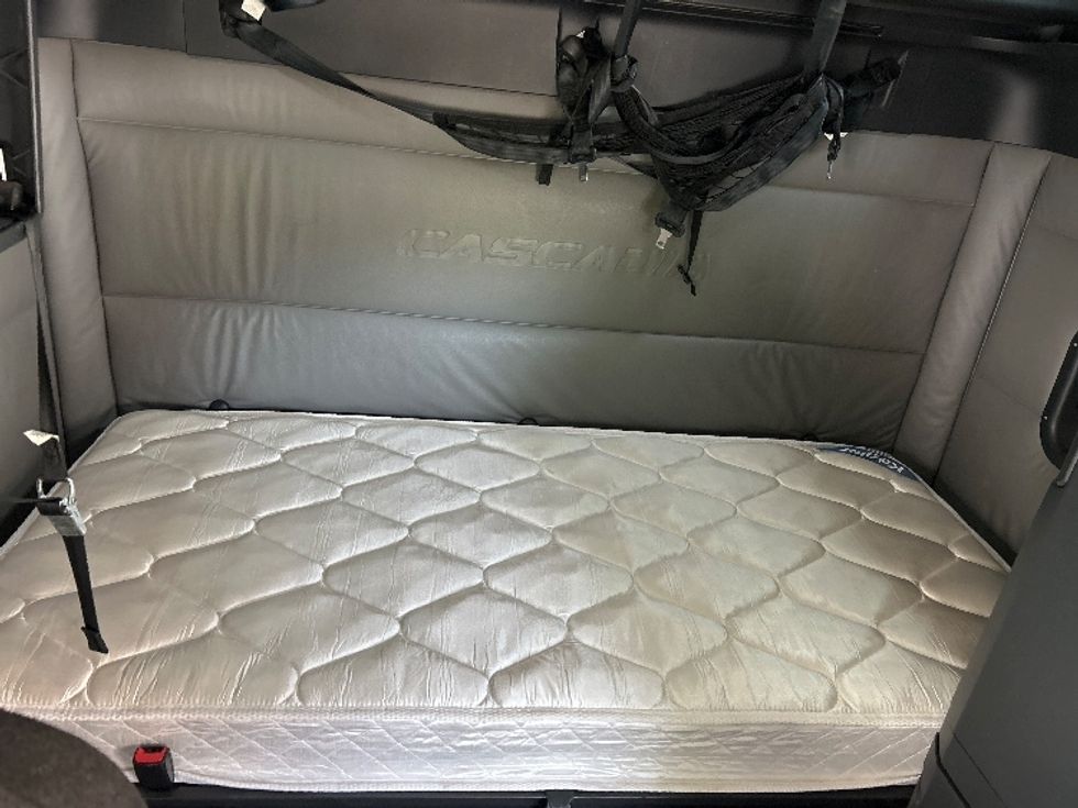 Sleeper Tractor-Heavy Duty Tractors-Freightliner-2022-T12664ST-Montgomery-NY-514,155\n\t\tmiles-$ 66,250 - Image 17