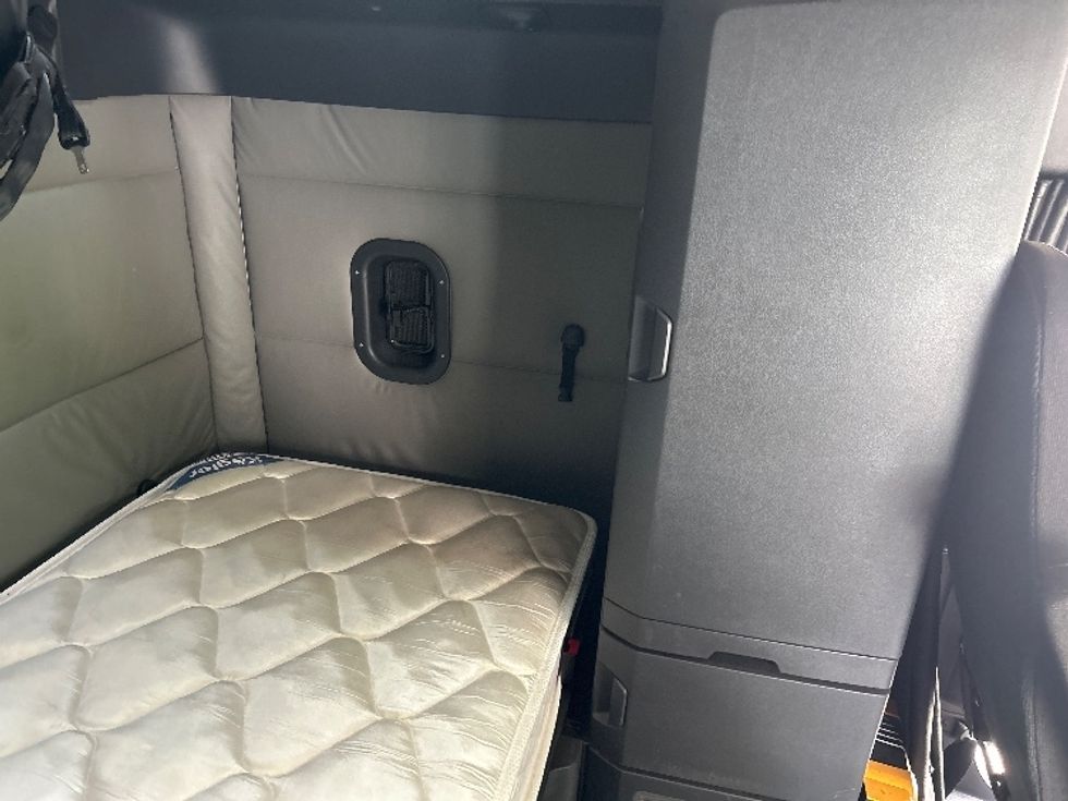 Sleeper Tractor-Heavy Duty Tractors-Freightliner-2022-T12664ST-Montgomery-NY-514,155\n\t\tmiles-$ 66,250 - Image 18