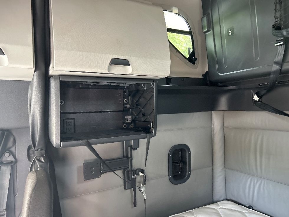 Sleeper Tractor-Heavy Duty Tractors-Freightliner-2022-T12664ST-Montgomery-NY-514,155\n\t\tmiles-$ 66,250 - Image 19