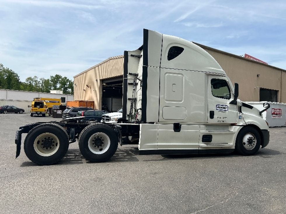 Sleeper Tractor-Heavy Duty Tractors-Freightliner-2022-T12664ST-Montgomery-NY-514,155\n\t\tmiles-$ 66,250 - Image 8
