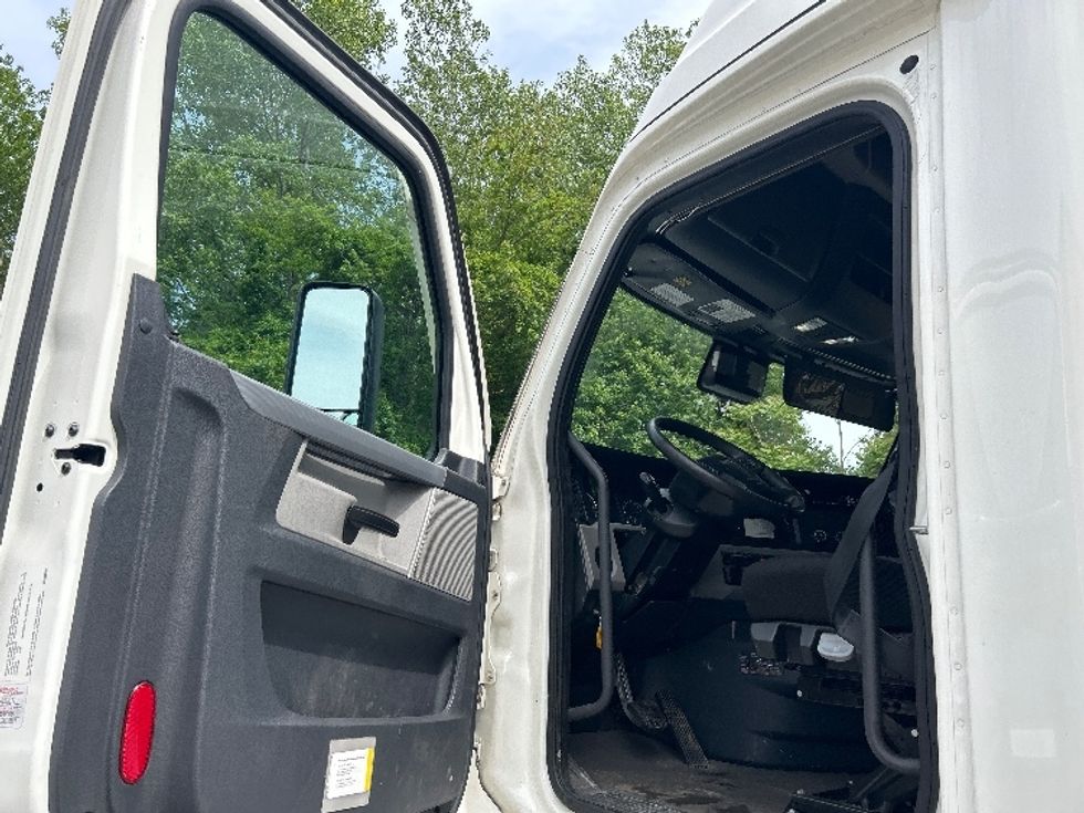 Sleeper Tractor-Heavy Duty Tractors-Freightliner-2022-T12664ST-Montgomery-NY-514,155\n\t\tmiles-$ 66,250 - Image 9