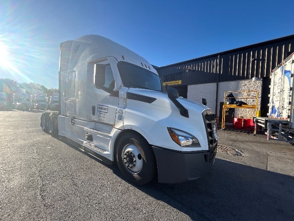 Sleeper Tractor-Heavy Duty Tractors-Freightliner-2022-T12664ST-Montgomery-NY-552,526\n\t\tmiles-$ 62,750 - Image 1