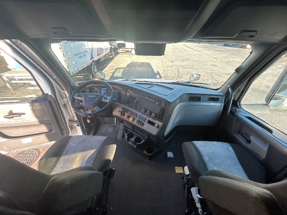 Sleeper Tractor-Heavy Duty Tractors-Freightliner-2022-T12664ST-Montgomery-NY-552,526\n\t\tmiles-$ 62,750 - Image 12