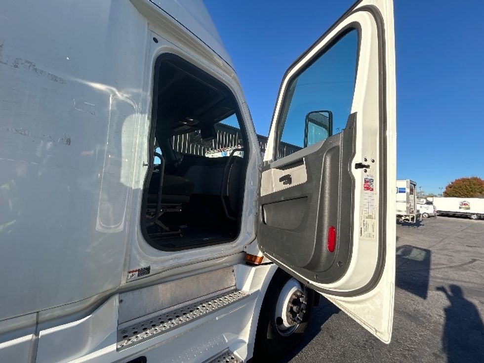 Sleeper Tractor-Heavy Duty Tractors-Freightliner-2022-T12664ST-Montgomery-NY-552,526\n\t\tmiles-$ 62,750 - Image 13