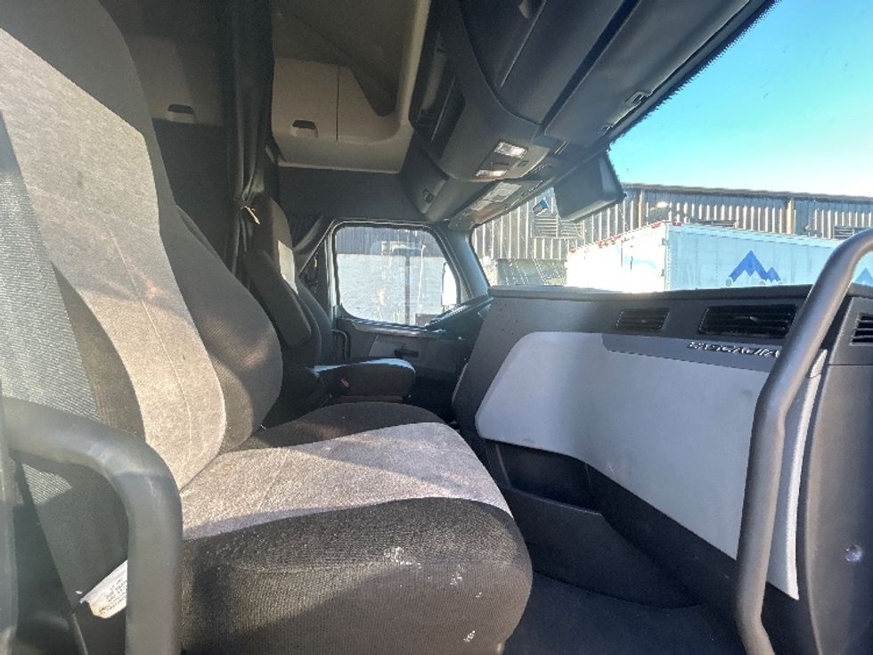 Sleeper Tractor-Heavy Duty Tractors-Freightliner-2022-T12664ST-Montgomery-NY-552,526\n\t\tmiles-$ 62,750 - Image 15