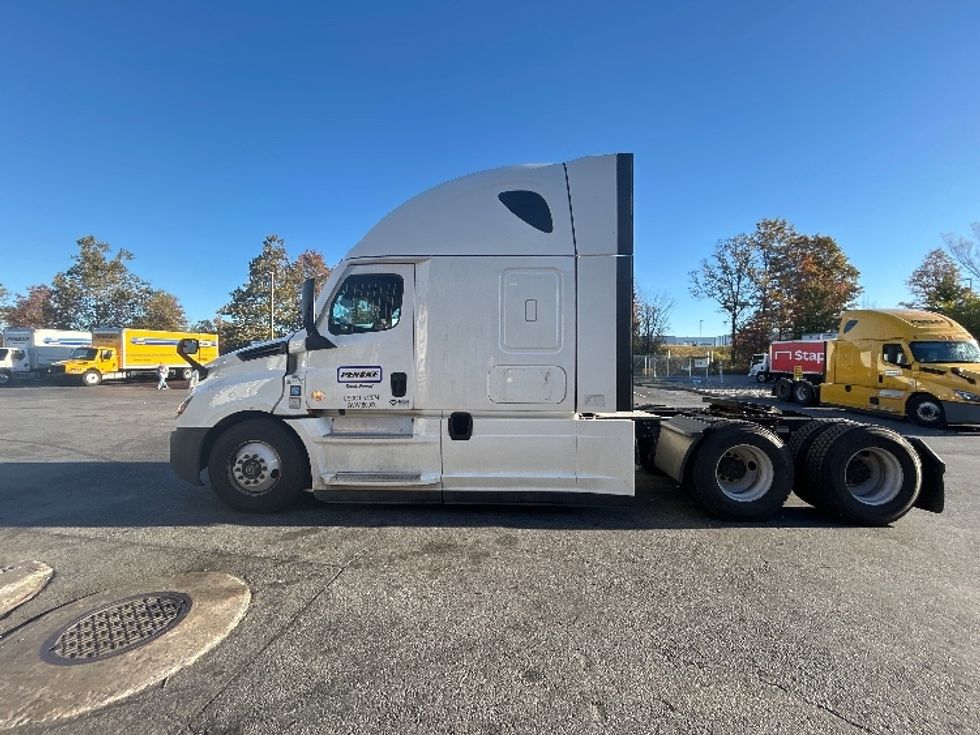Sleeper Tractor-Heavy Duty Tractors-Freightliner-2022-T12664ST-Montgomery-NY-552,526\n\t\tmiles-$ 62,750 - Image 4