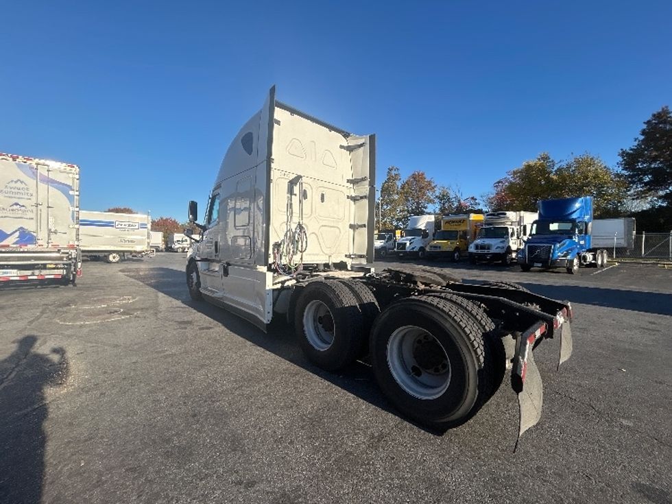 Sleeper Tractor-Heavy Duty Tractors-Freightliner-2022-T12664ST-Montgomery-NY-552,526\n\t\tmiles-$ 62,750 - Image 5