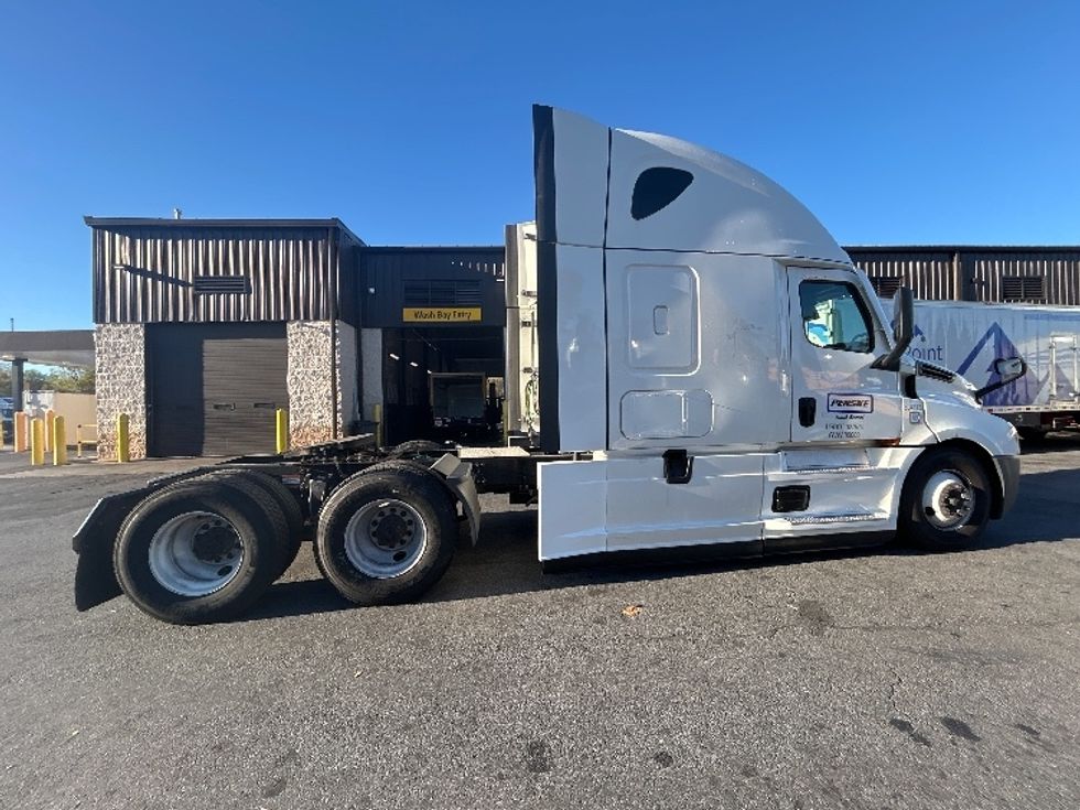 Sleeper Tractor-Heavy Duty Tractors-Freightliner-2022-T12664ST-Montgomery-NY-552,526\n\t\tmiles-$ 62,750 - Image 8