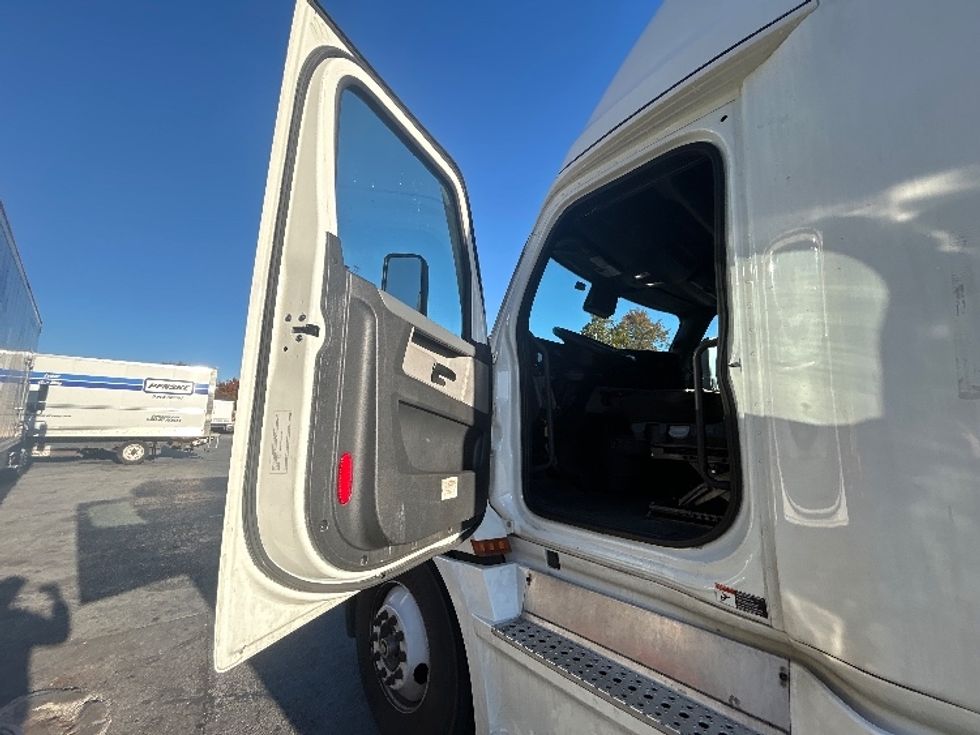 Sleeper Tractor-Heavy Duty Tractors-Freightliner-2022-T12664ST-Montgomery-NY-552,526\n\t\tmiles-$ 62,750 - Image 9