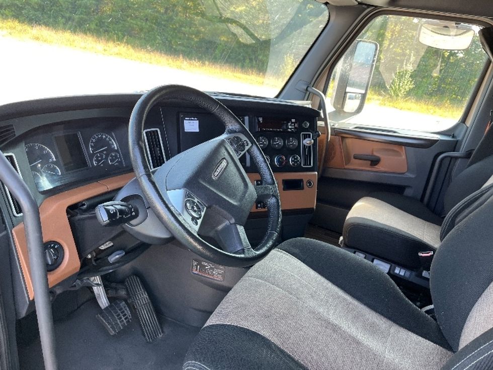 Sleeper Tractor-Heavy Duty Tractors-Freightliner-2022-T12664ST-Morristown-TN-536,805\n\t\tmiles-$ 66,000 - Image 10