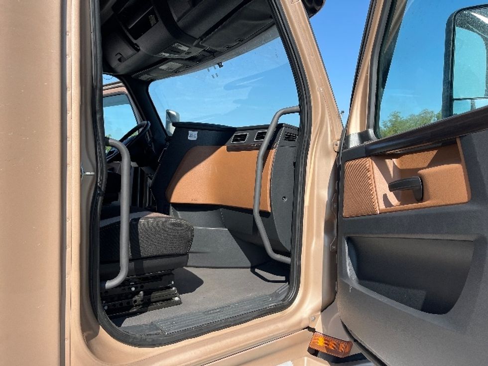 Sleeper Tractor-Heavy Duty Tractors-Freightliner-2022-T12664ST-Morristown-TN-536,805\n\t\tmiles-$ 66,000 - Image 13