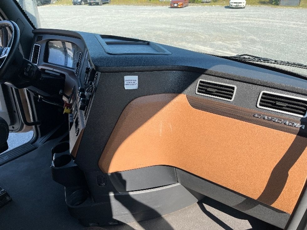 Sleeper Tractor-Heavy Duty Tractors-Freightliner-2022-T12664ST-Morristown-TN-536,805\n\t\tmiles-$ 66,000 - Image 14