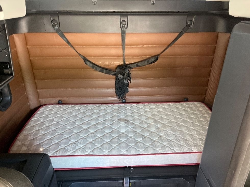 Sleeper Tractor-Heavy Duty Tractors-Freightliner-2022-T12664ST-Morristown-TN-536,805\n\t\tmiles-$ 66,000 - Image 16