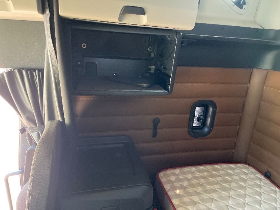 Sleeper Tractor-Heavy Duty Tractors-Freightliner-2022-T12664ST-Morristown-TN-536,805\n\t\tmiles-$ 66,000 - Image 18