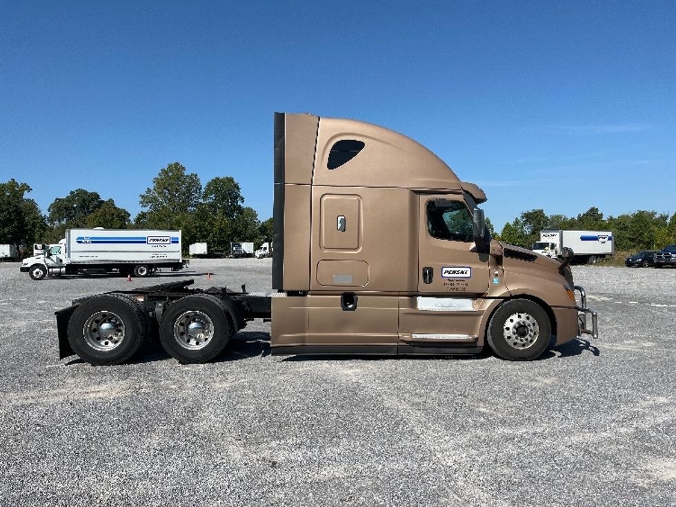 Sleeper Tractor-Heavy Duty Tractors-Freightliner-2022-T12664ST-Morristown-TN-536,805\n\t\tmiles-$ 66,000 - Image 8