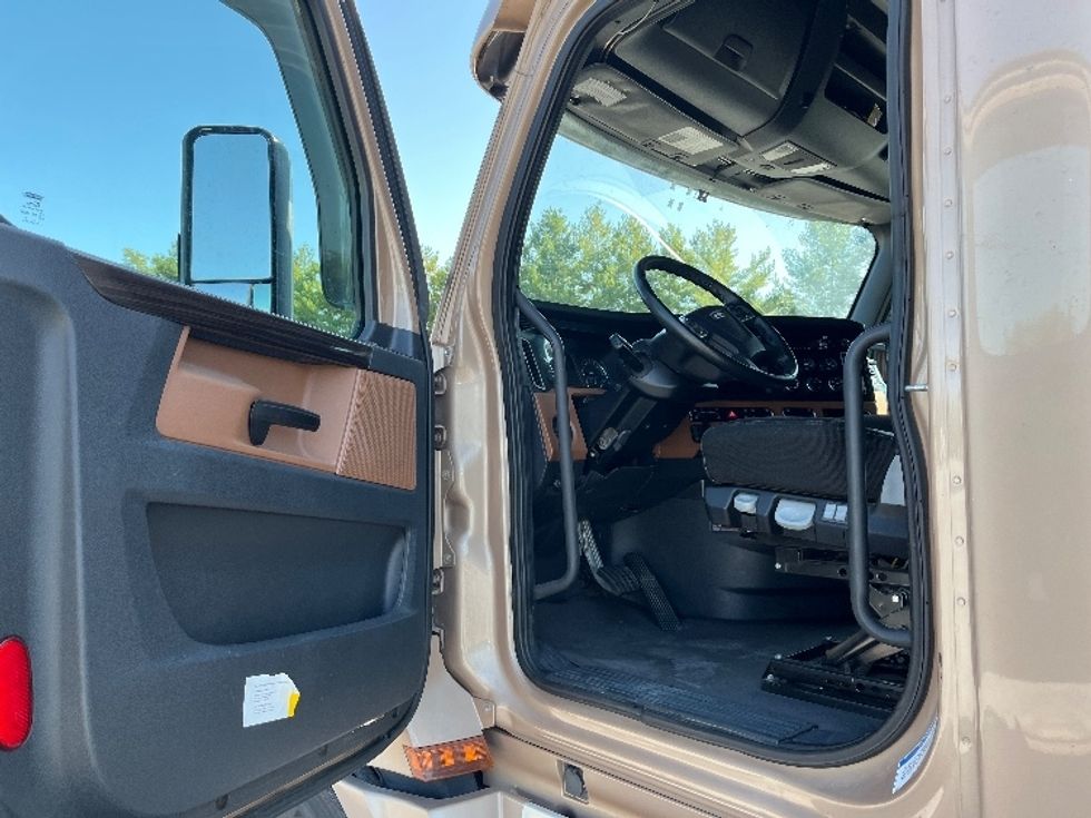 Sleeper Tractor-Heavy Duty Tractors-Freightliner-2022-T12664ST-Morristown-TN-536,805\n\t\tmiles-$ 66,000 - Image 9