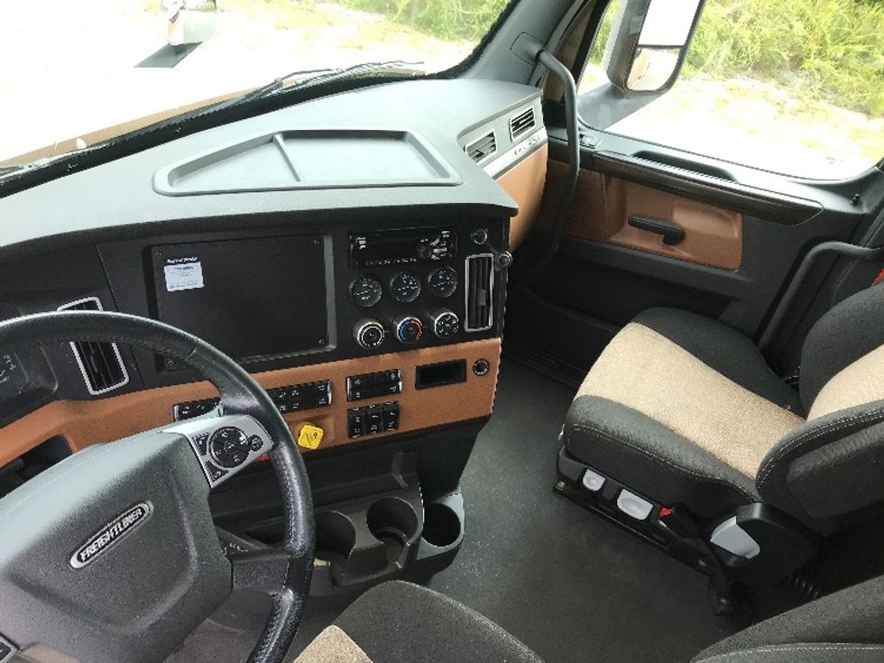 Sleeper Tractor-Heavy Duty Tractors-Freightliner-2022-T12664ST-Morristown-TN-564,885\n\t\tmiles-$ 63,000 - Image 10