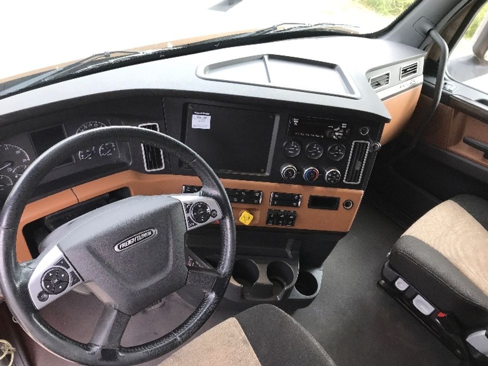 Sleeper Tractor-Heavy Duty Tractors-Freightliner-2022-T12664ST-Morristown-TN-564,885\n\t\tmiles-$ 63,000 - Image 12