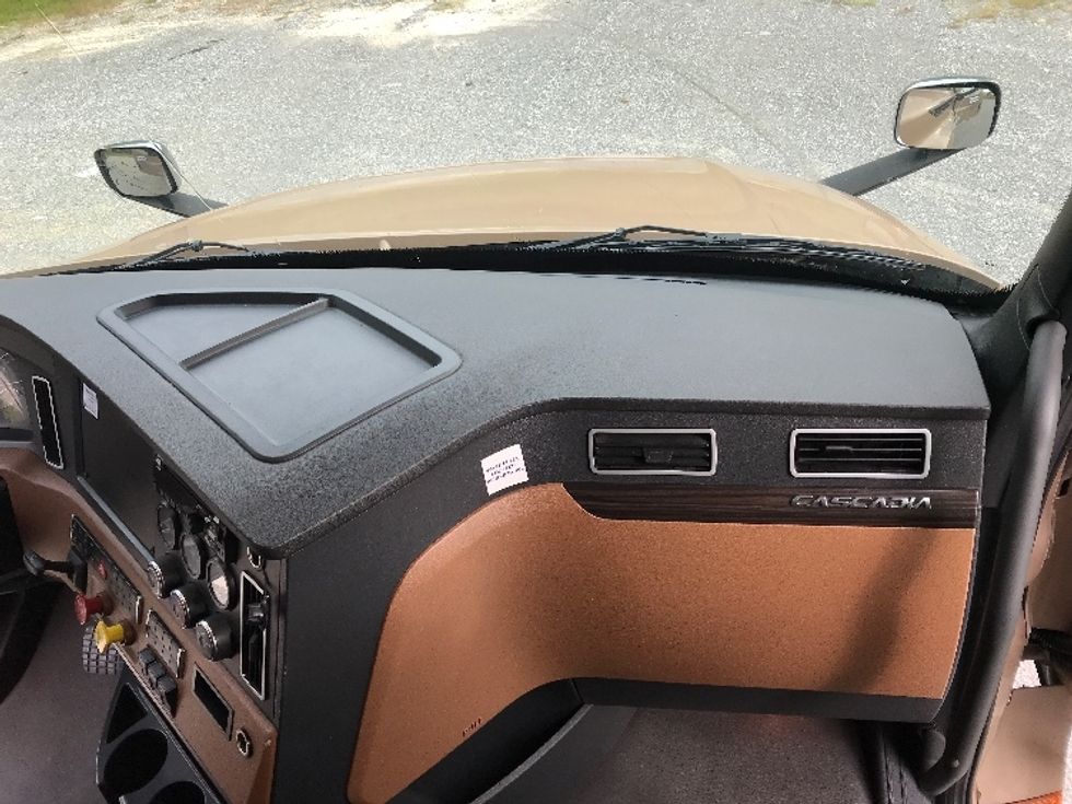 Sleeper Tractor-Heavy Duty Tractors-Freightliner-2022-T12664ST-Morristown-TN-564,885\n\t\tmiles-$ 63,000 - Image 14