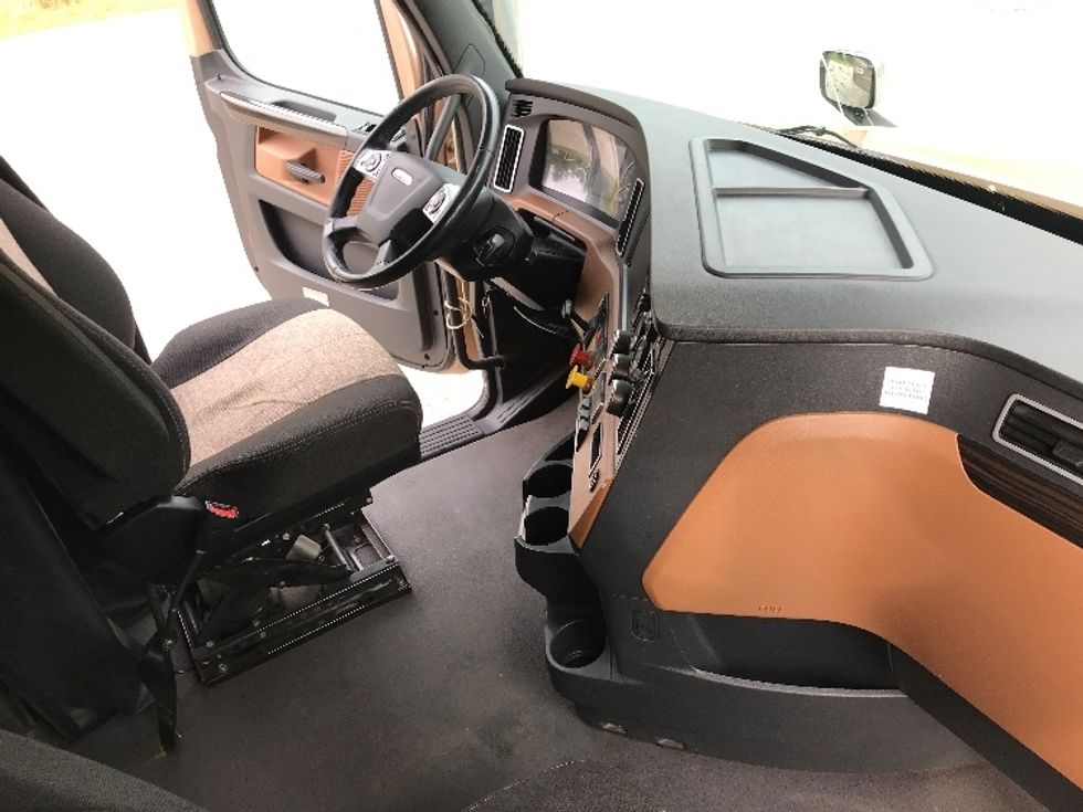 Sleeper Tractor-Heavy Duty Tractors-Freightliner-2022-T12664ST-Morristown-TN-564,885\n\t\tmiles-$ 63,000 - Image 15