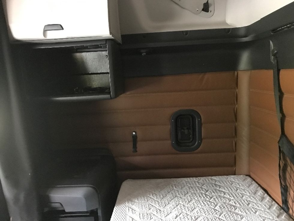 Sleeper Tractor-Heavy Duty Tractors-Freightliner-2022-T12664ST-Morristown-TN-564,885\n\t\tmiles-$ 63,000 - Image 18